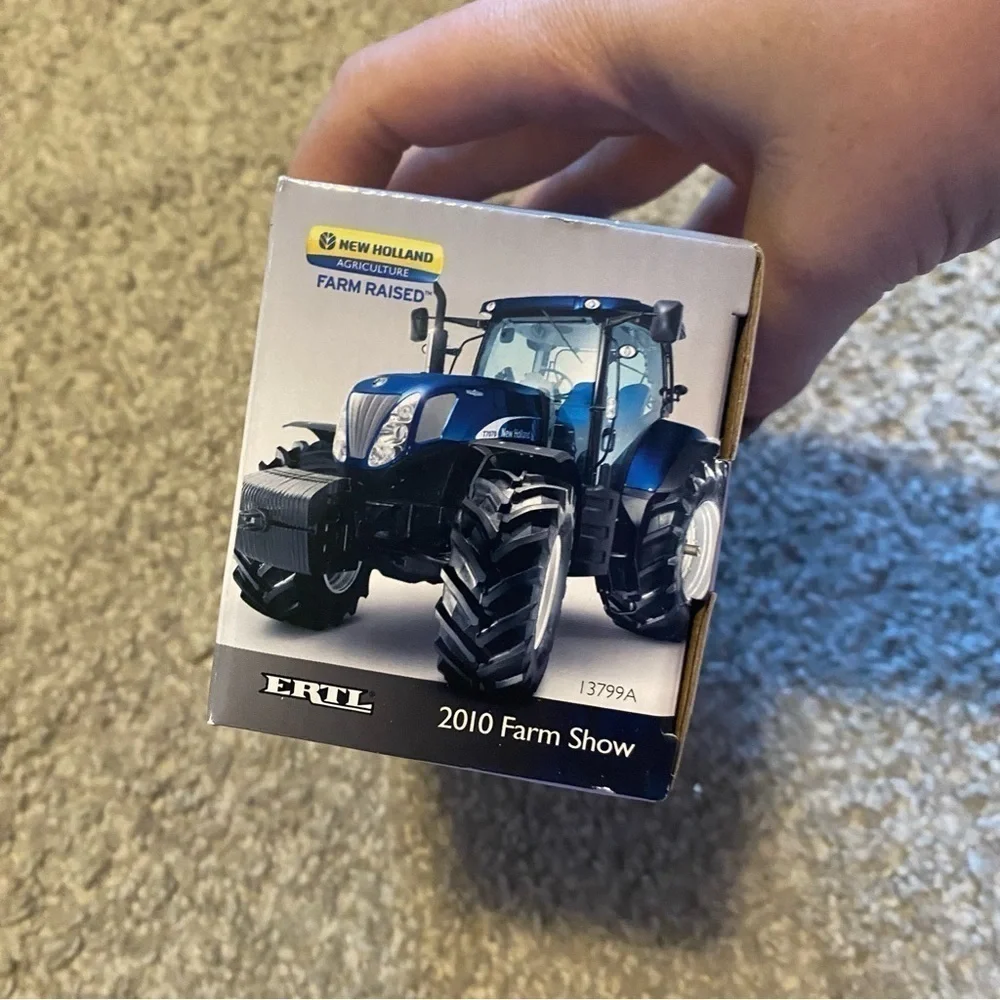 New Holland ERTL 2010 Power Command T7070 Tractor 1/64 Scale Die Cast Metal NEW